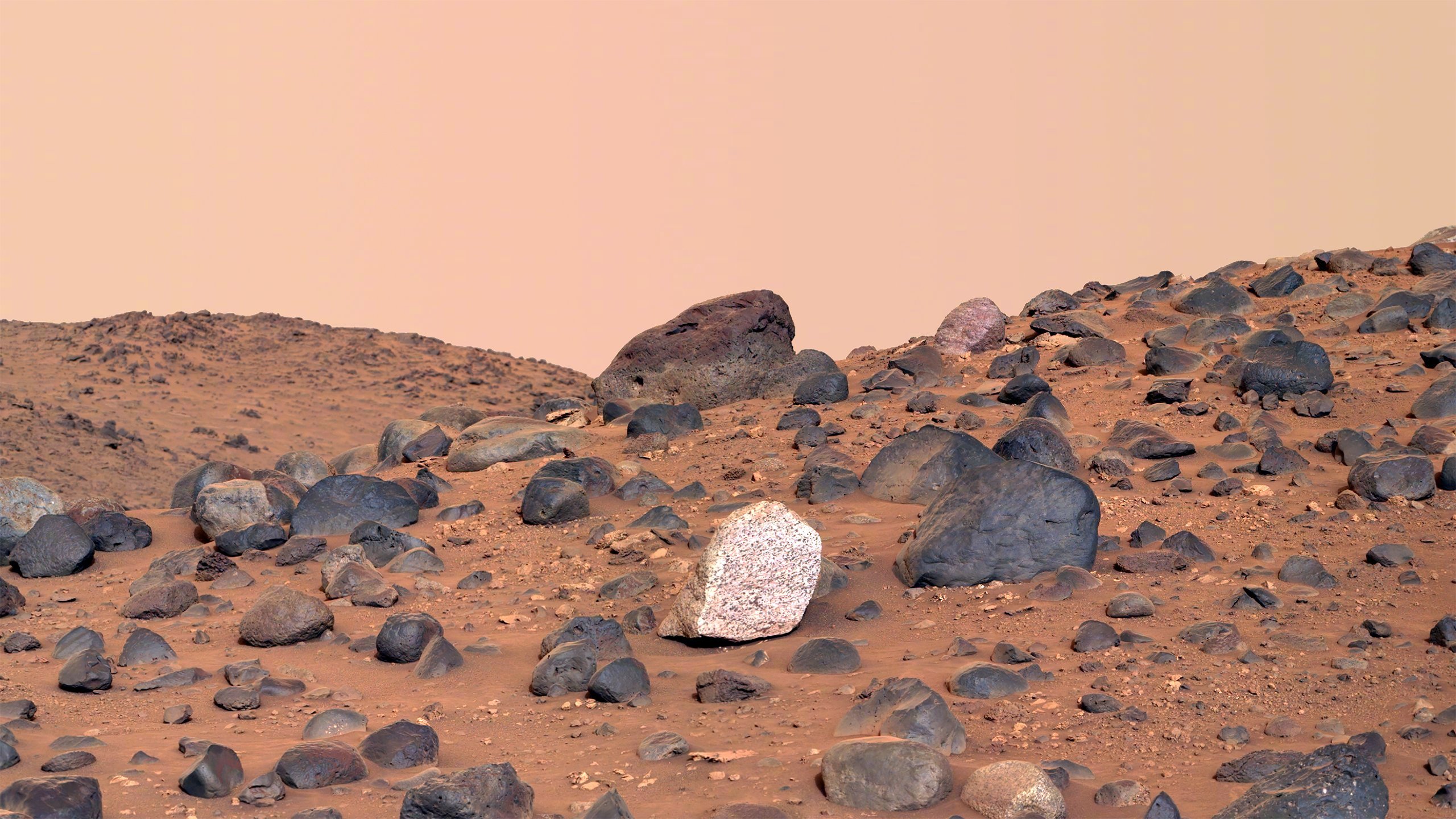 这张火星表面，颜色接近我们的视觉，由毅力号Mastcam-Z相机拍摄的两张照片合