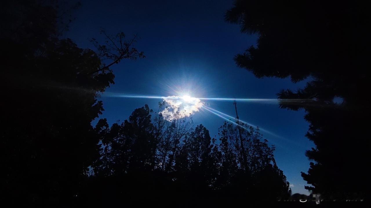 买东西时，找生产日期着实费劲，每次看到的全是“见封口处”“见××处”之类的提示。