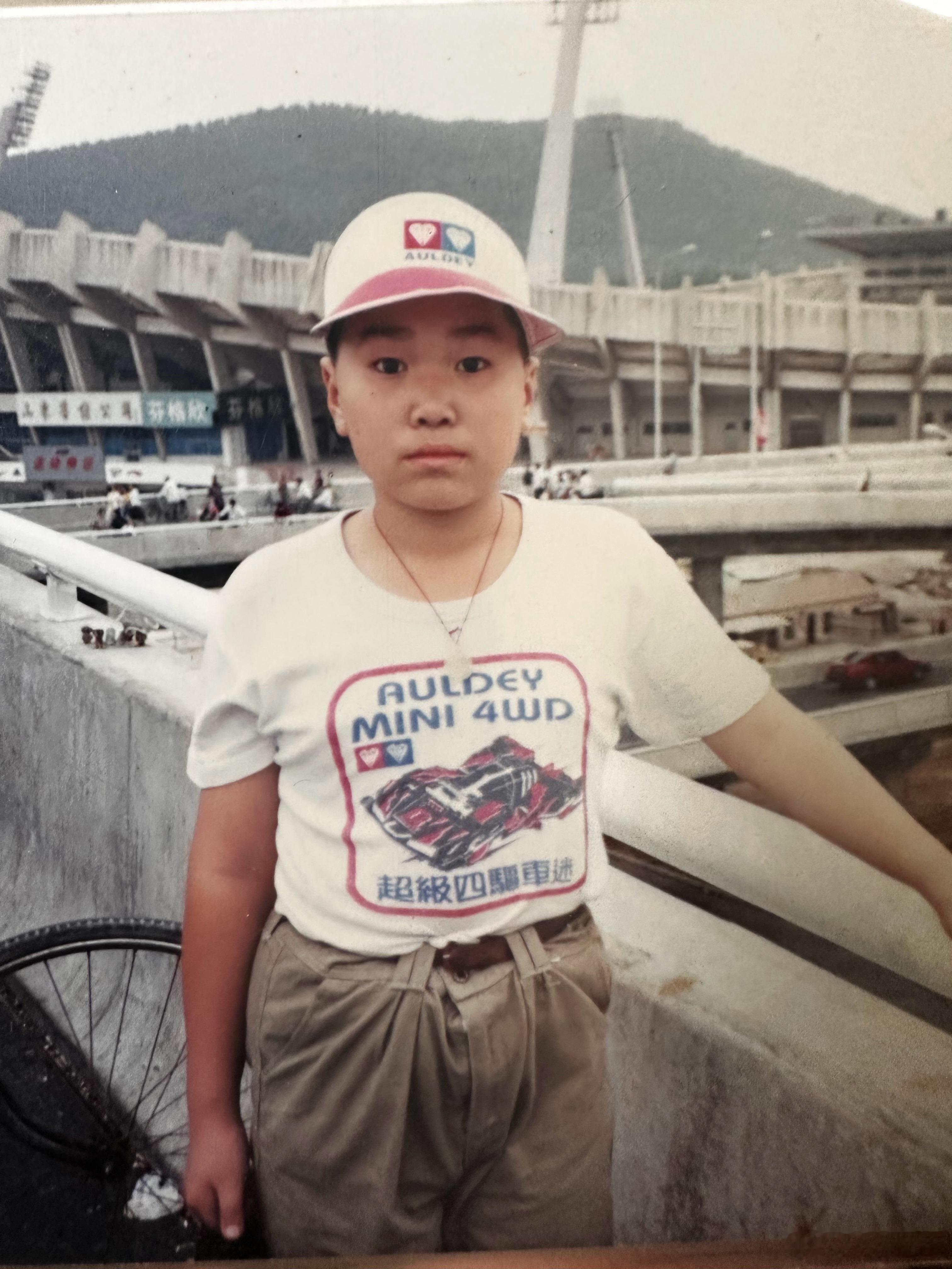 1998年，济南的顺河高架开通了，全济南的人几乎都去参观了，只见高架上有汽车，还