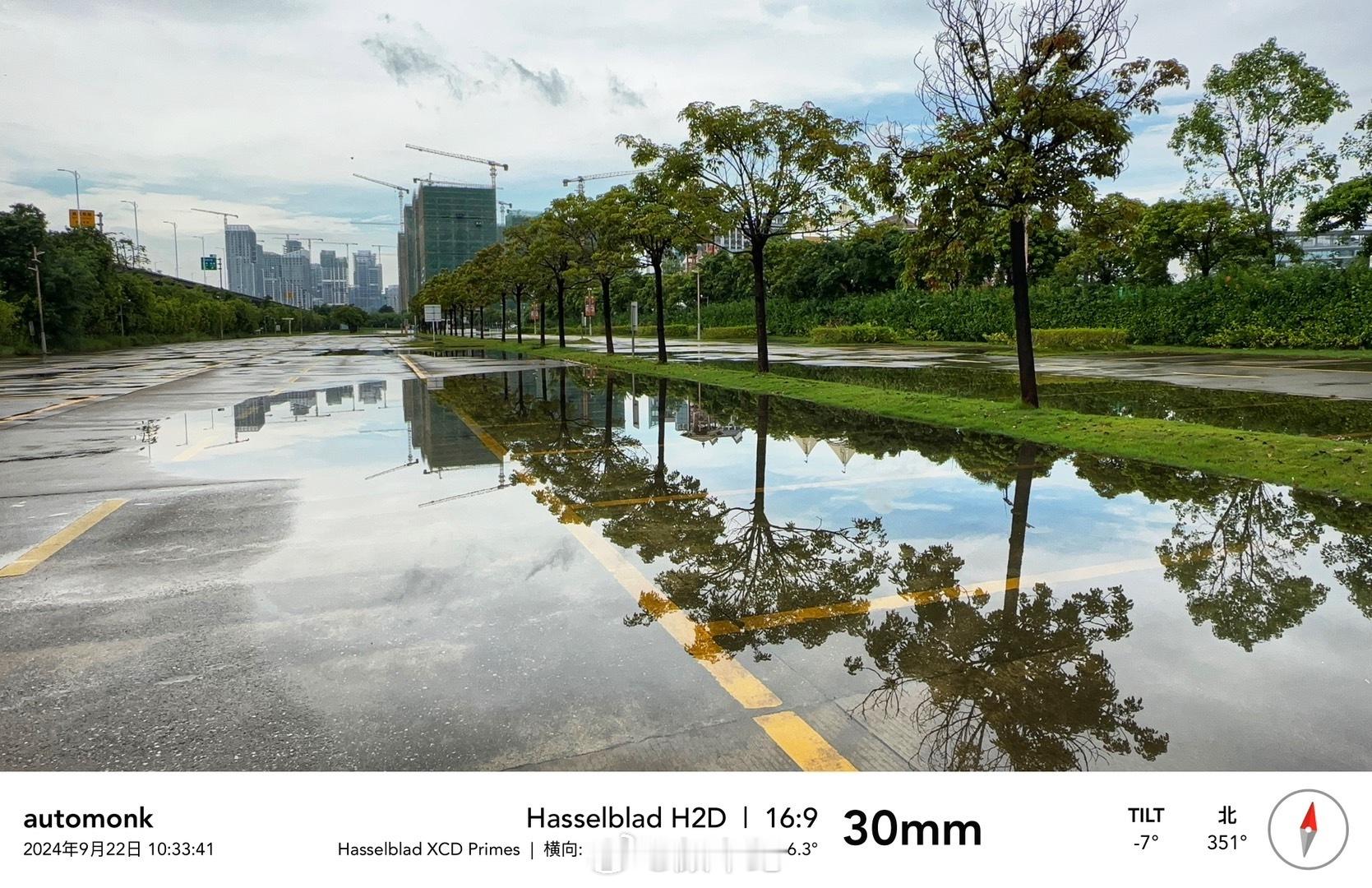 珠海·横琴雨天试驾岚图知音，曼波绿车漆在雨水的倒映下别有一番意境，气氛烘托到这了