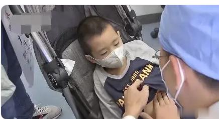 近日有网友拍到小海绵生病，妈妈杨颖带着他半夜去医院看病。而当时黄晓明已经出国了，