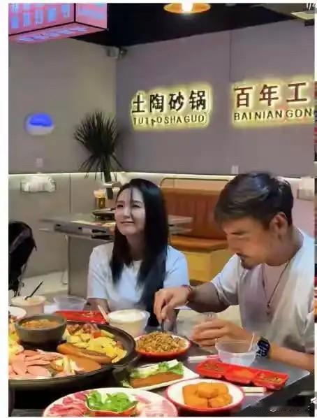 何洁瘦身后状态佳且自律，面对大餐克制饮食，丈夫刁磊大臂吸睛！[灵光一闪][灵光一