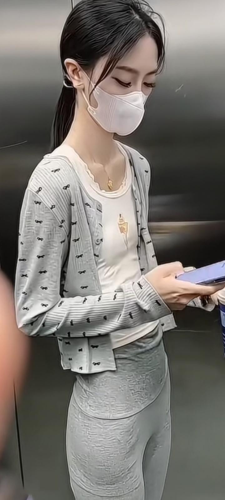 风揉碎了冬的缄默，从檐角的冰棱间滑落，淌成叮咚的春水。冻土 beneath 悄悄