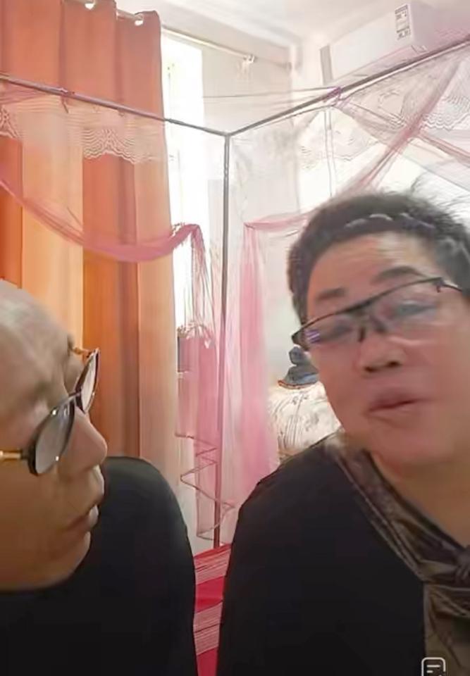 看见张云鹏被骂上热搜，我真是气笑了。
一个帮人找孩子的博主，现在被扒得底裤都不剩