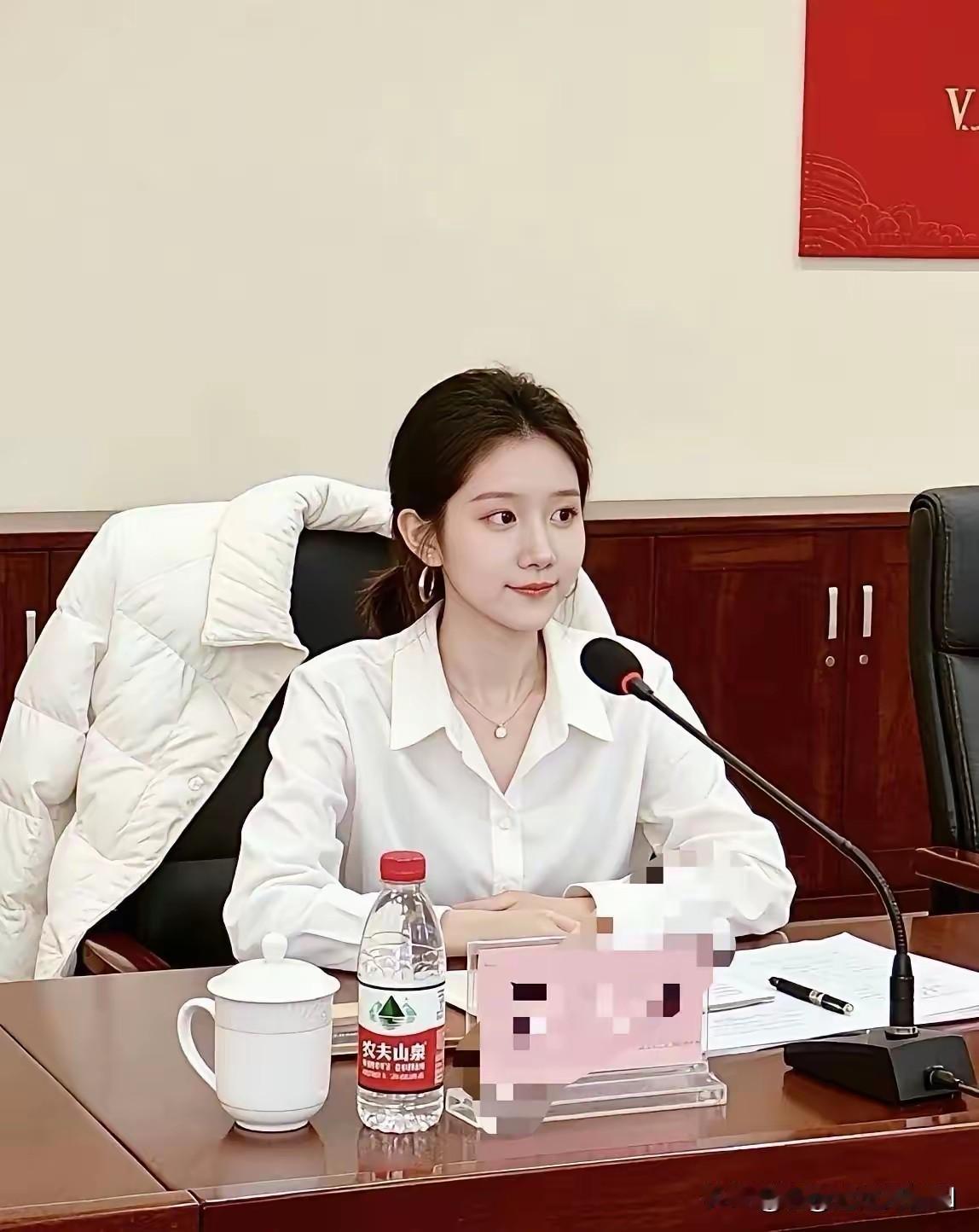 从年龄上看，这位女士最多三十岁左右，这个年纪就坐上领导岗位，从气质上看将来一定前