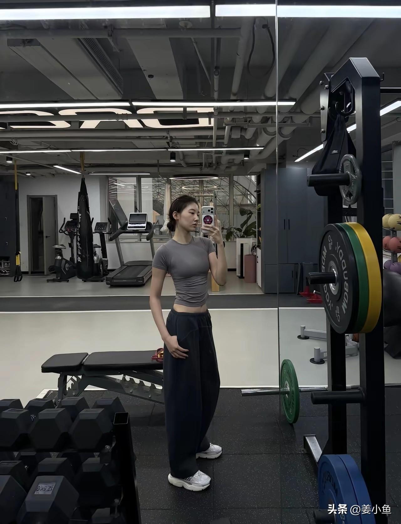 这个世界，既有着“人世浮华皆为梦，众人皆醒我独醉”的虚幻与超脱，又满是“你是我跨