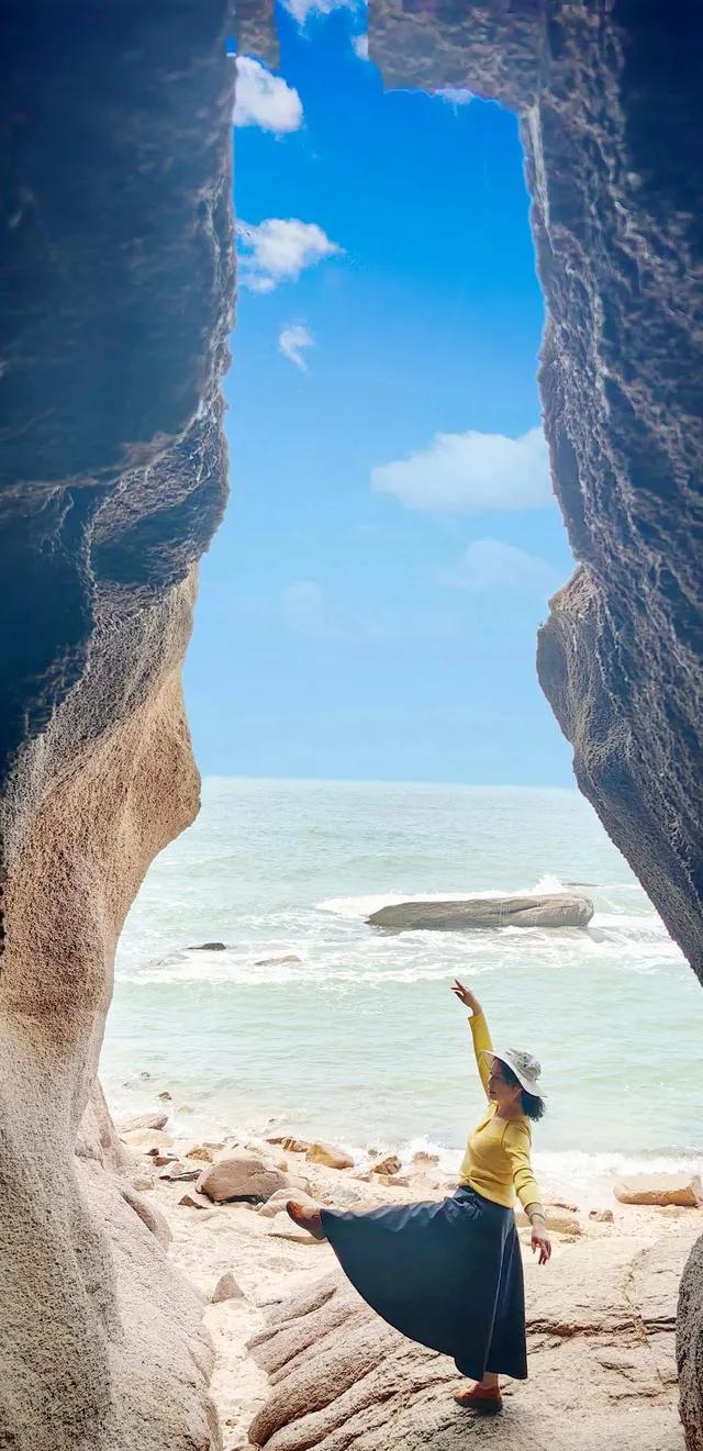 王铎：青岛燕儿岛的海蚀洞

确实是这样，在青岛沿海海边，如燕儿岛、石老人等，都有