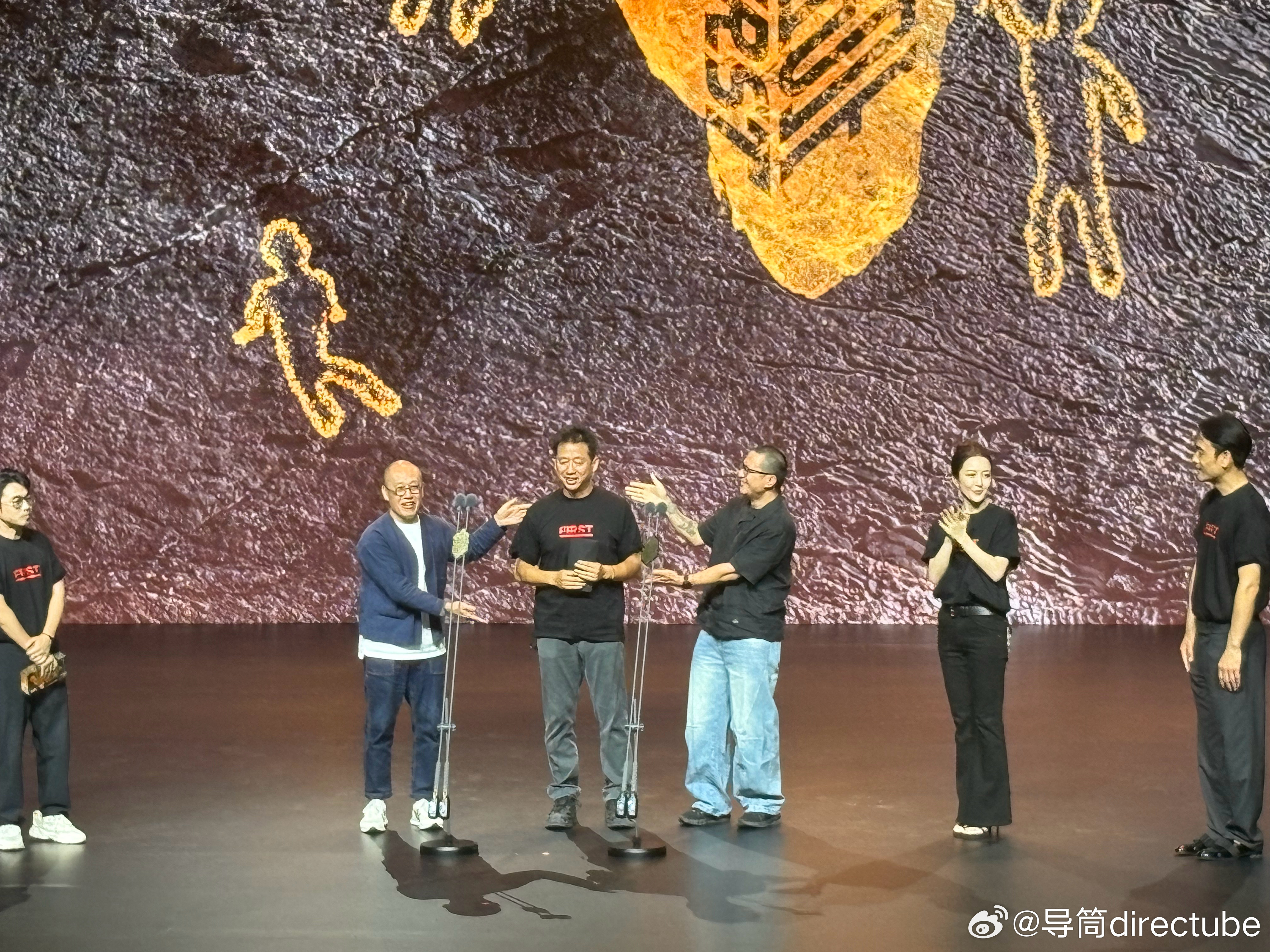 first青年电影展 颁奖中最佳艺术探索：《山中来客》曾剑与杜杰为罗攀颁奖 