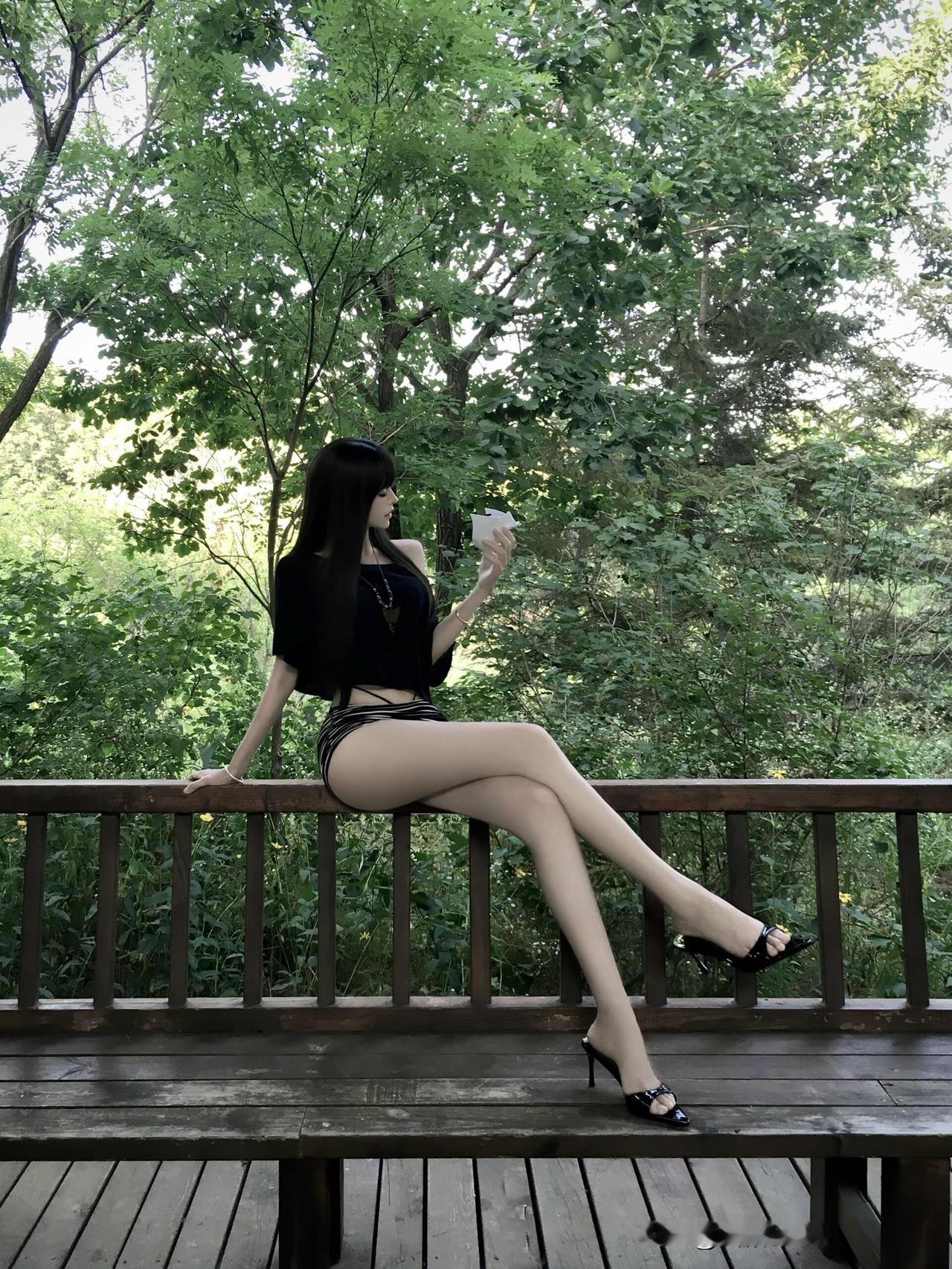 露背上衣搭配条纹短裙，显瘦又显腿长，高跟鞋是精致感的灵魂👠。极品美女 大长腿