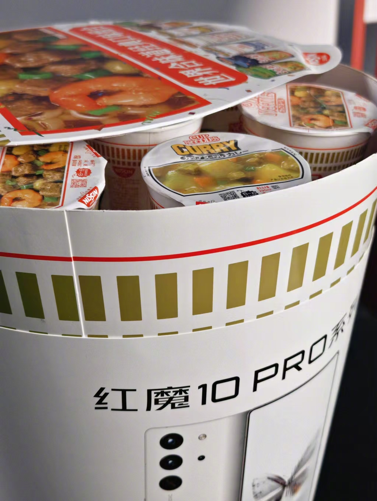 今天收到了一个与众不同的神秘产品，那就是红魔X合味道的超大杯泡面，24杯整整齐齐