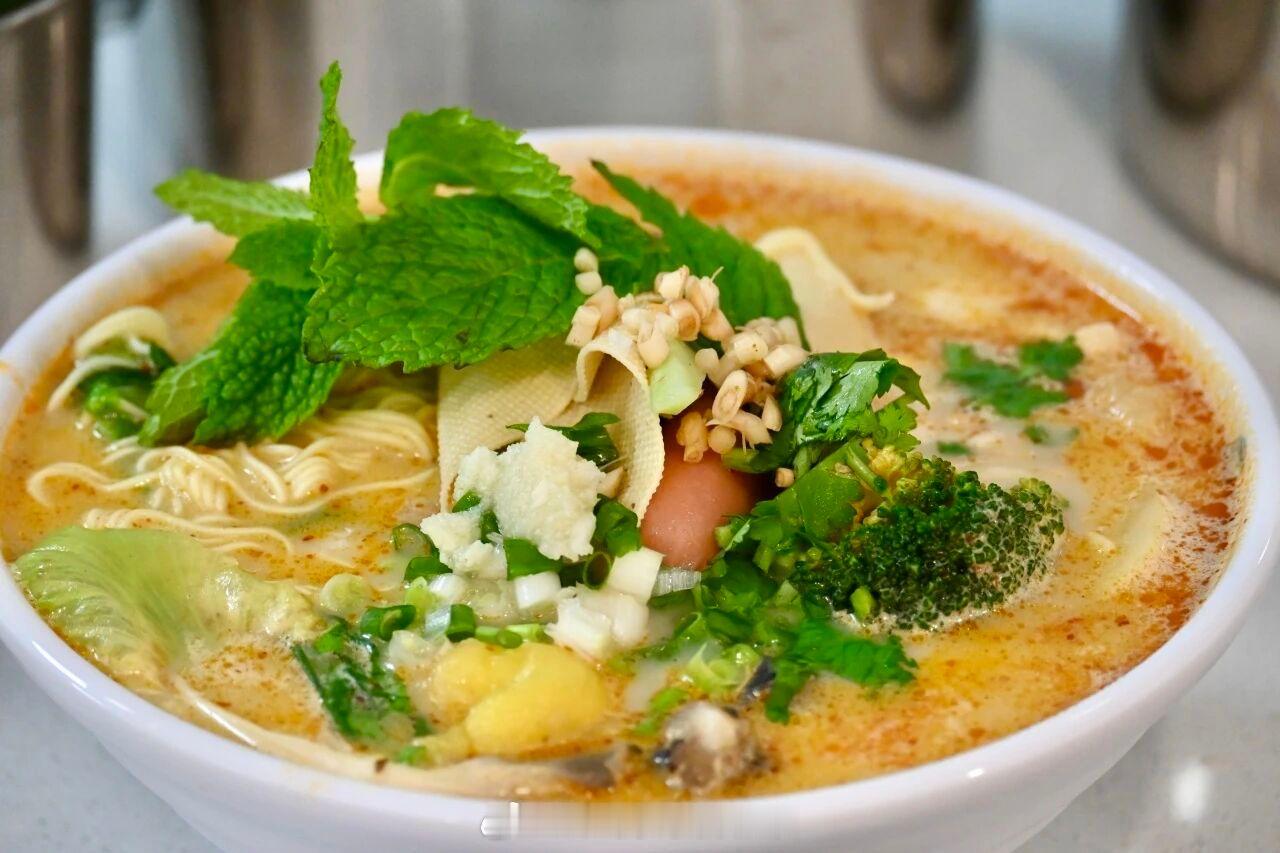 【长沙中南大学开放校外人员在食堂就餐】近日，潇湘校区一食堂日前迎来全面升级开放，
