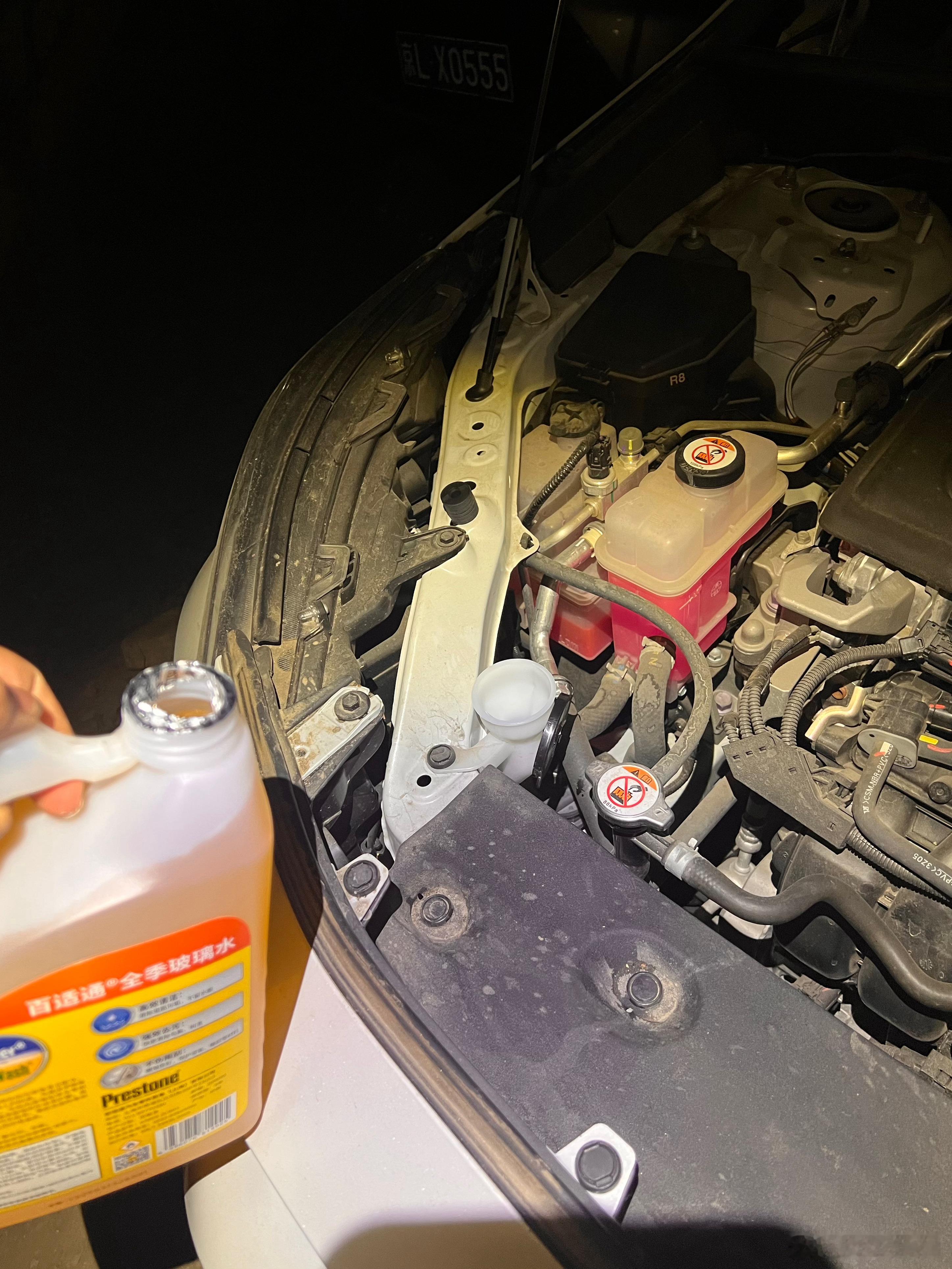 昨晚进行了出发前的重大整备：1.加玻璃水；2.把霸道上的玩沙小桶小铲子拎RAV4