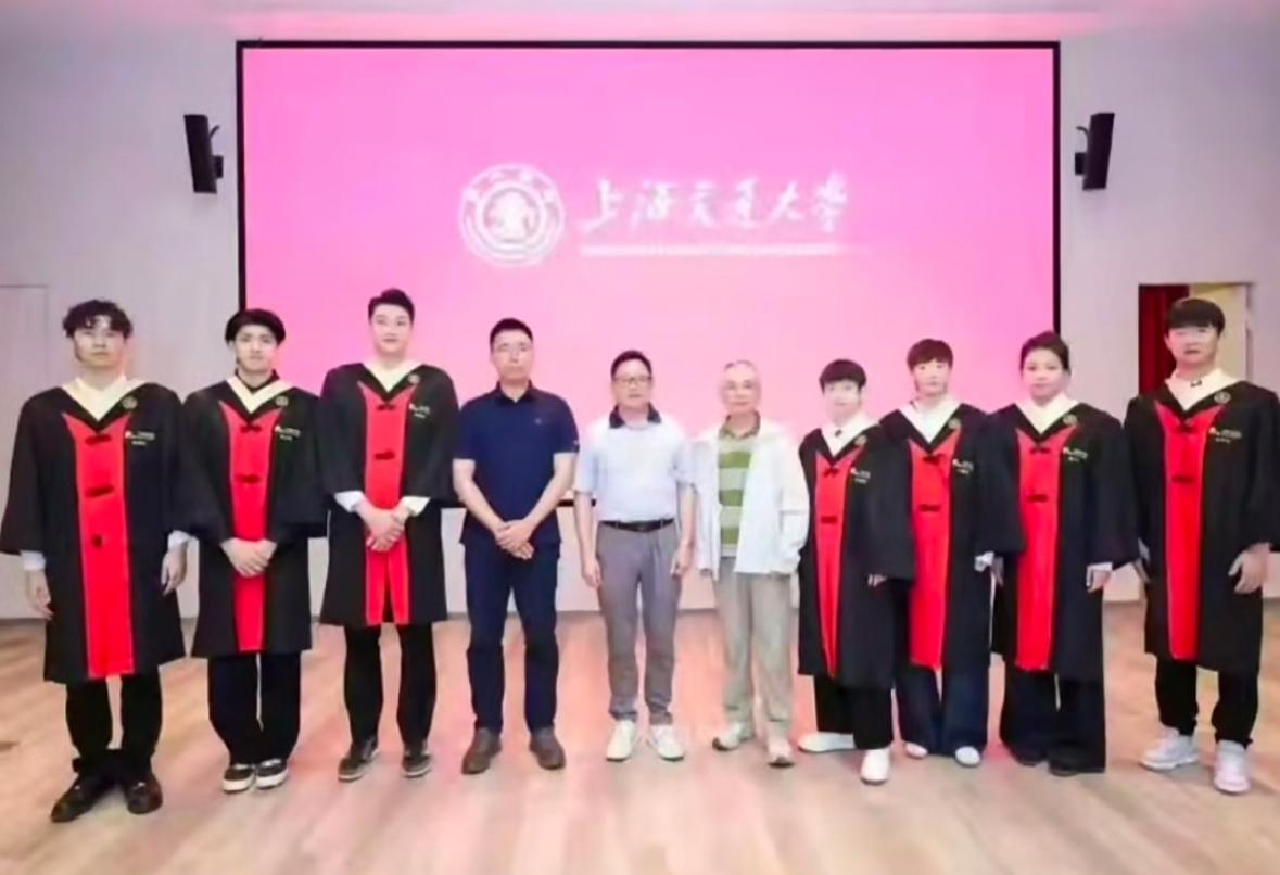 太开心😃孙颖莎 王曼昱一起到上海交通大学参加毕业典礼啦——下一站清华！
孙颖莎