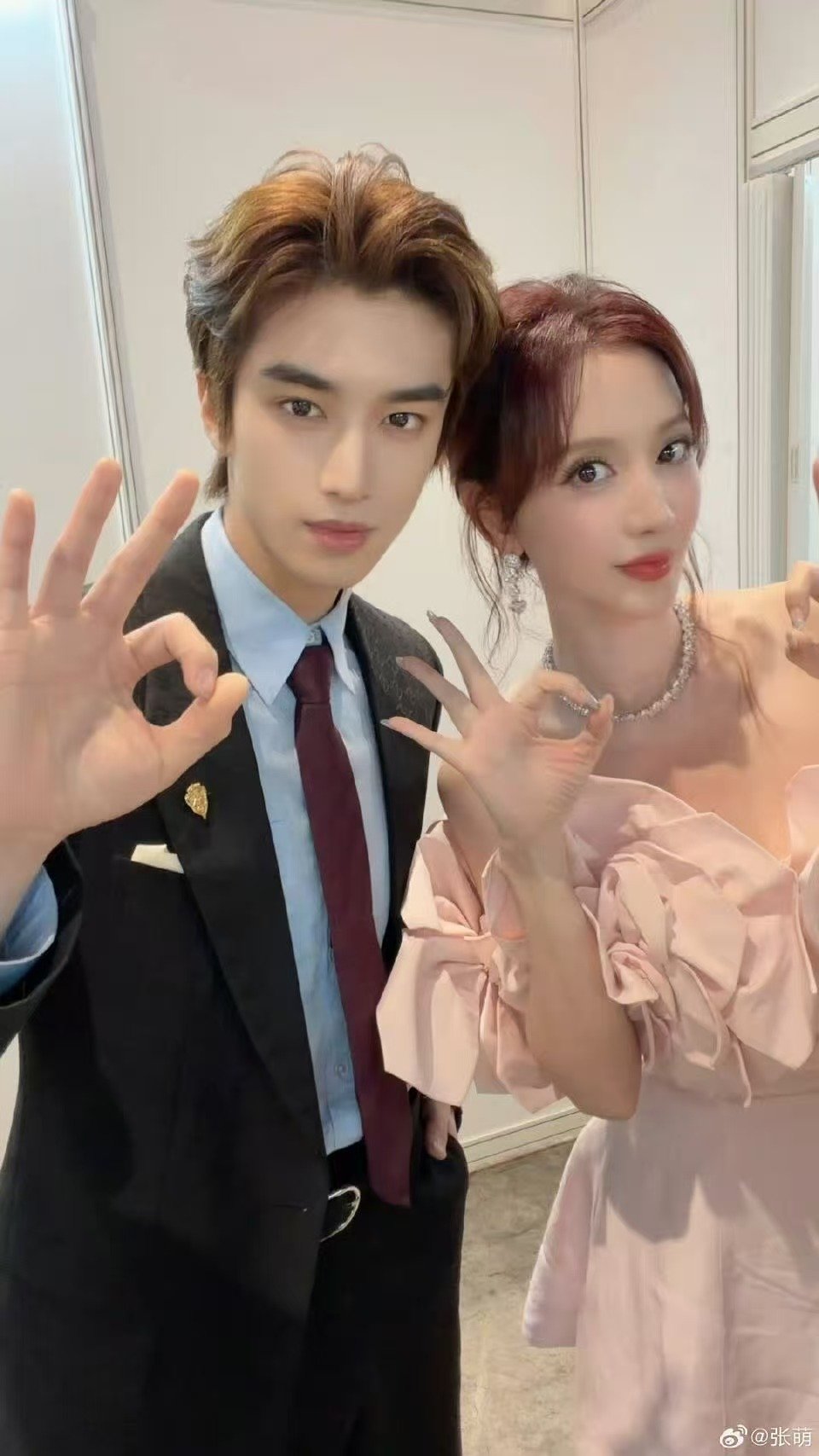 张萌后台快乐 张萌发了后台合照 萌姐又来分享了！！ 