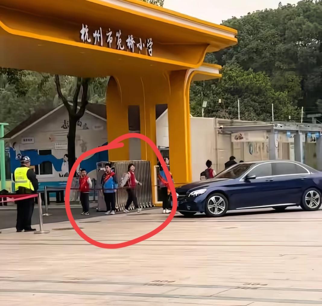 小学生恰似迎宾“服务生”，引争议！

晨阳映照在杭州一小学的校园，师生鱼贯而行，