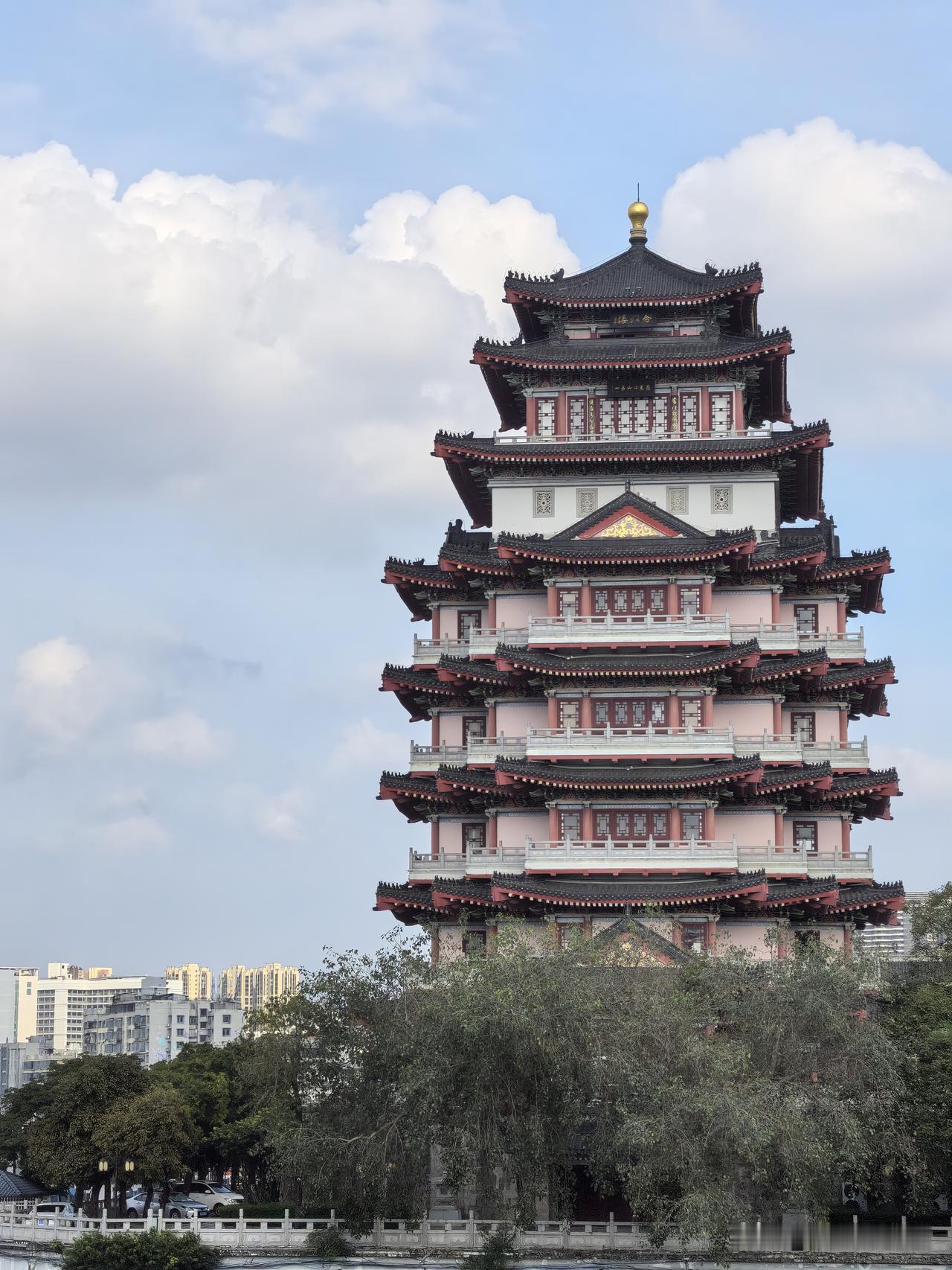 来惠州水东街旅游，一定要登合江楼，这里是看东江和城景绝佳处！！360度欣赏美景哟