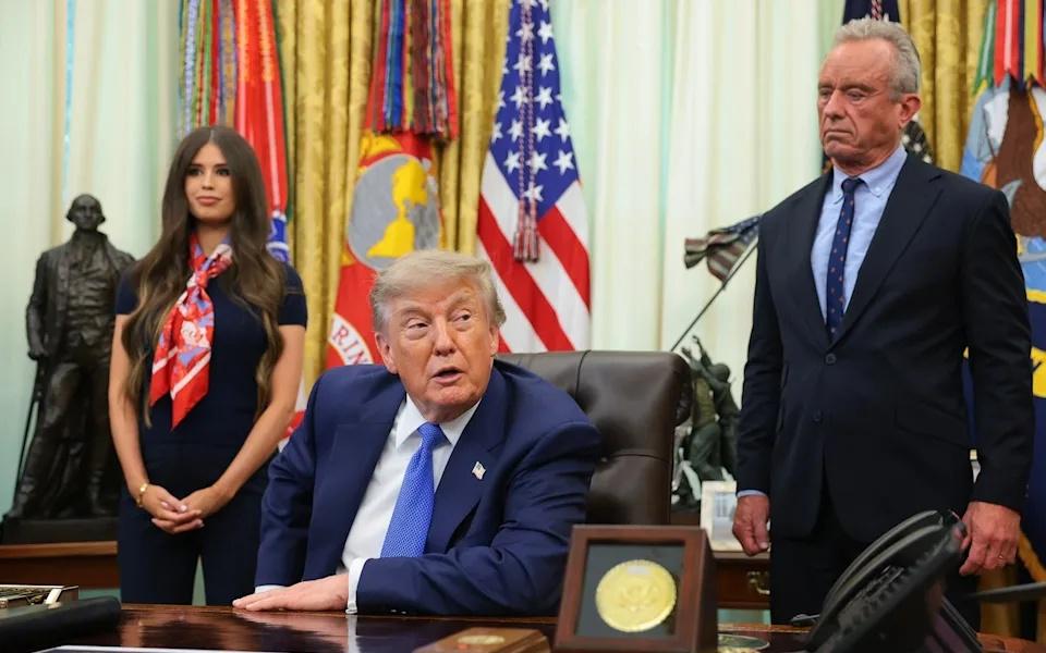 美国总统特朗普为了“让美国再次健康”，在签署修改联邦儿童疫苗指导方针的行政命令时