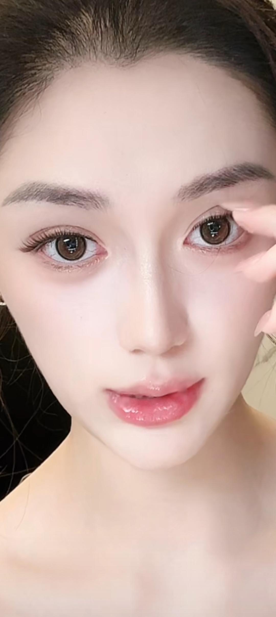 这位小姐姐妆容精致，好美！