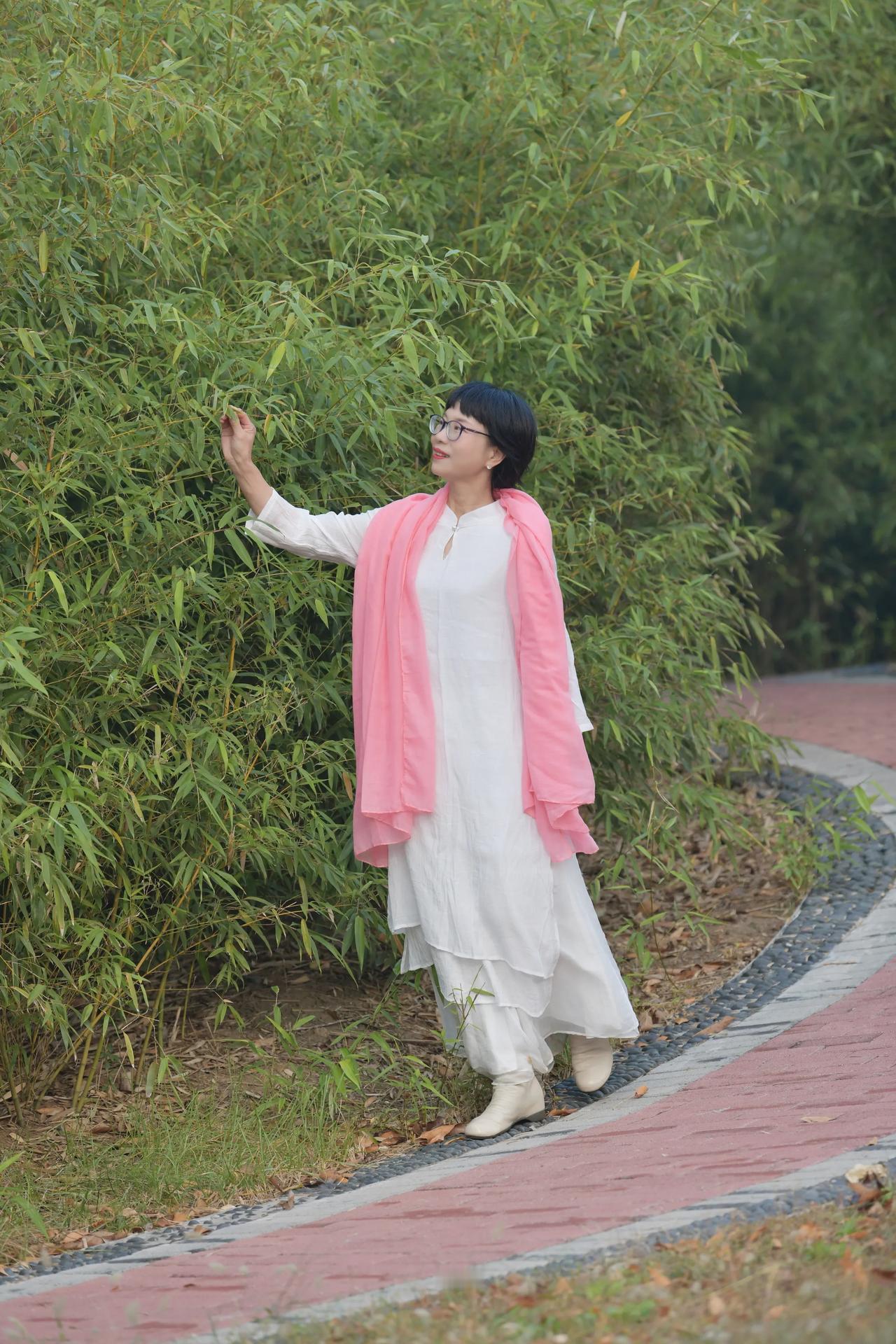 金秋时节，健康快乐每一天，拍摄于植物园！#公园里的丽影# #秋日闲时随拍# #秋