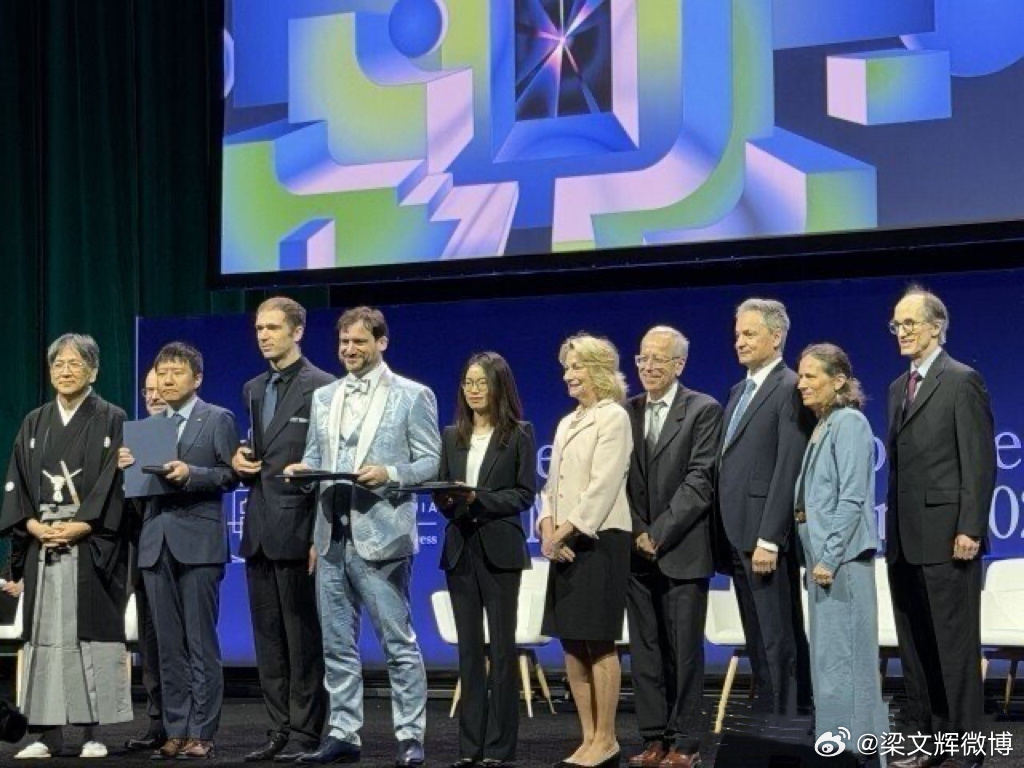 热烈祝贺两名中国籍数学家邓煜和王虹，在美国双双荣获菲尔兹奖，实现中国籍数学家在该