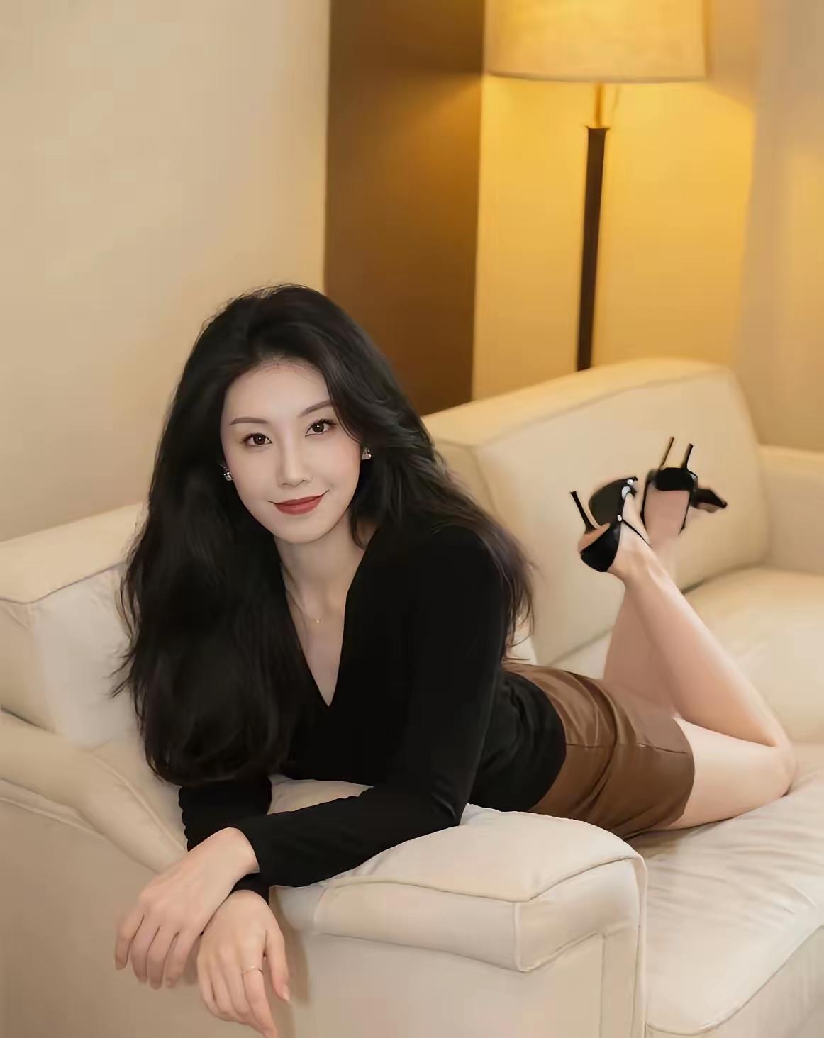 优雅黑裙搭配高跟鞋，尽显都市女性魅力！