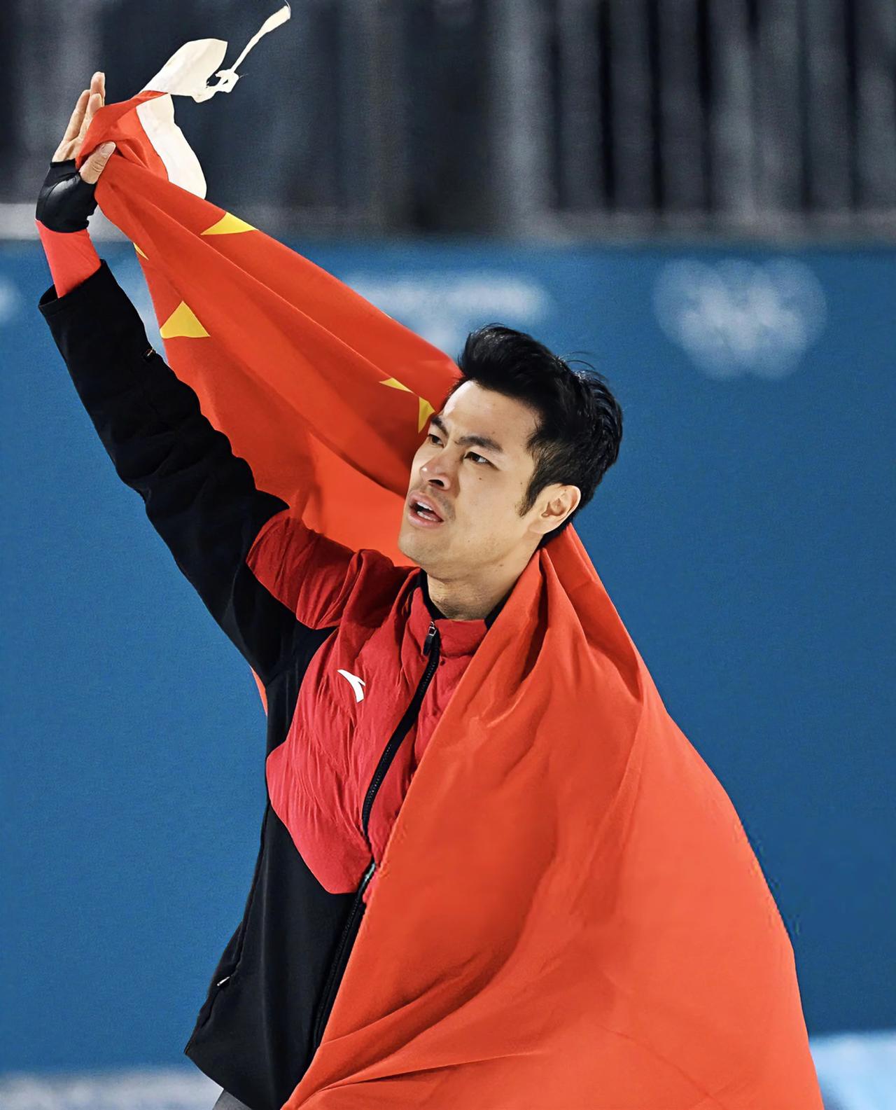 疯了！
圆满了！
宁忠岩在米兰冬奥会上，
获得1500米速度滑冰金牌，
还打破世