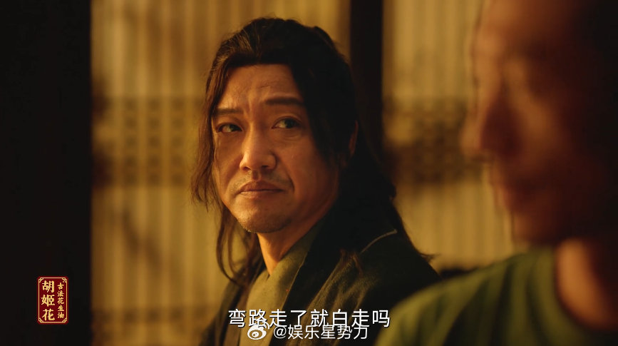 贾冰好油 东北式幽默被贾冰玩明白了！举杯喝油喊出"笨代表香"时满脸自豪，倒油入灯