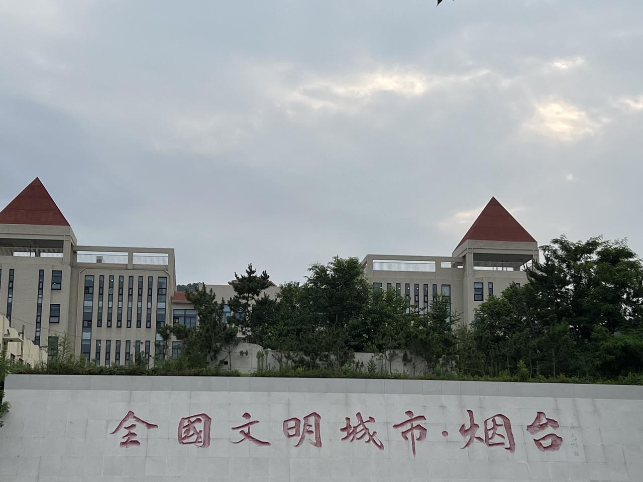 我只能说我更喜欢烟台，因为这里我的家乡，是我从小到大生活的地方，不知道其他人如何