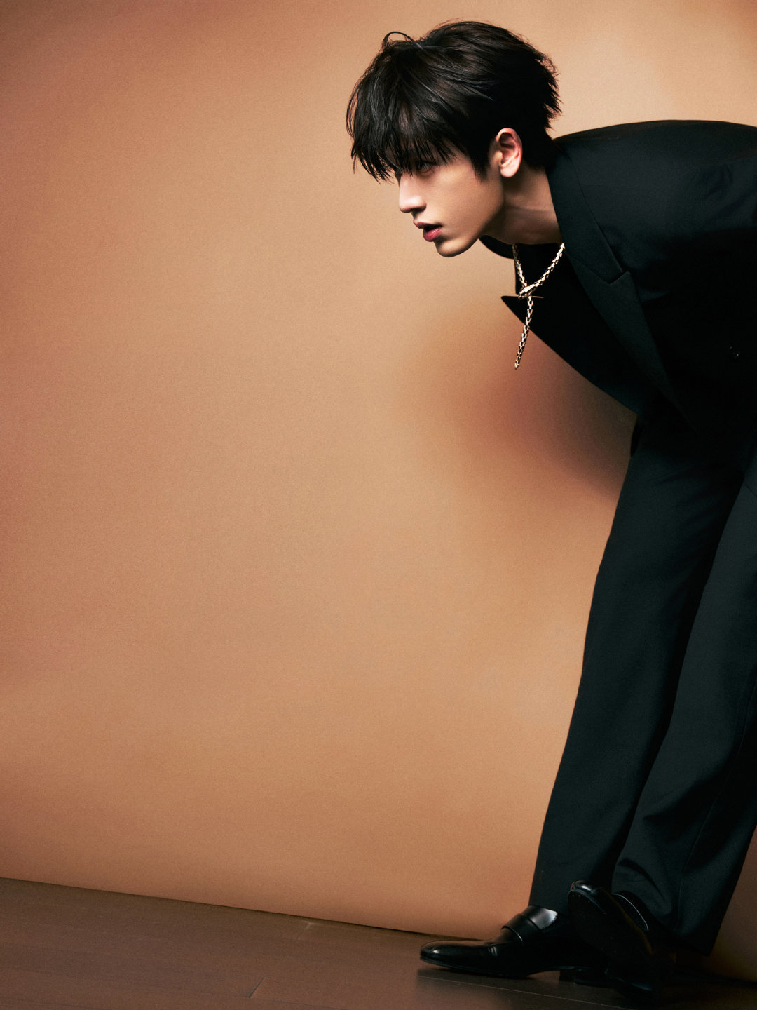 张凌赫深V蛇链造型很曼妙张凌赫湿发daddy张凌赫今日深V蛇链造型完全daddy