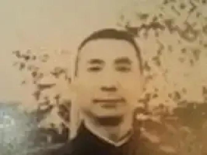 渡江战役中，解放军在芜湖打扫战场时，见几个士兵围坐在一具尸体前大哭，便上前询问，
