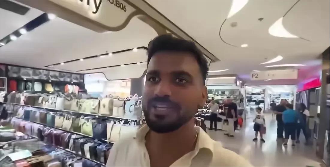 [太阳]义乌老板娘一句“排队去”，把印度婆罗门游客当场整不会了，这就是明明白白的