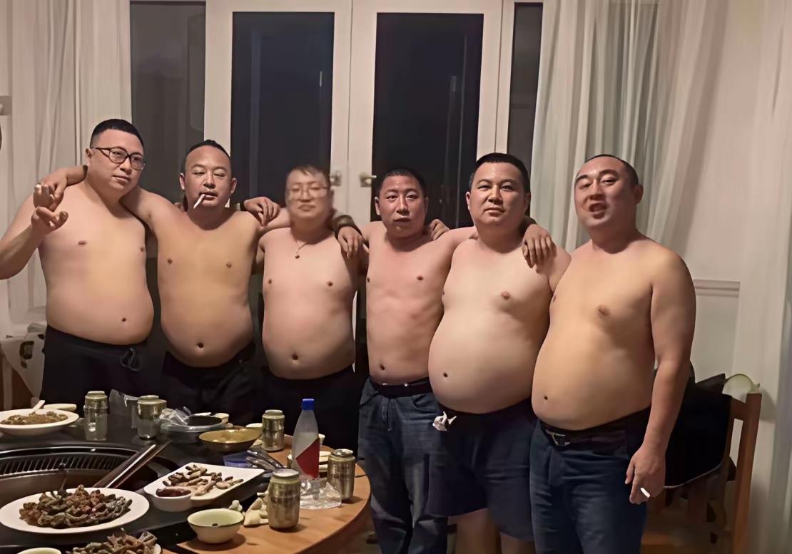 中年男人的标配体型，你（你家男人）中招了吗？男人一旦进入中年，很多人就开始发胖，