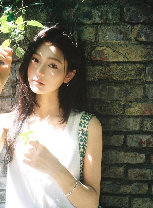 穿什么服装拍照能有高级感：从服装搭配到环境构图，拍出老城人像的松弛氛围
一张有质
