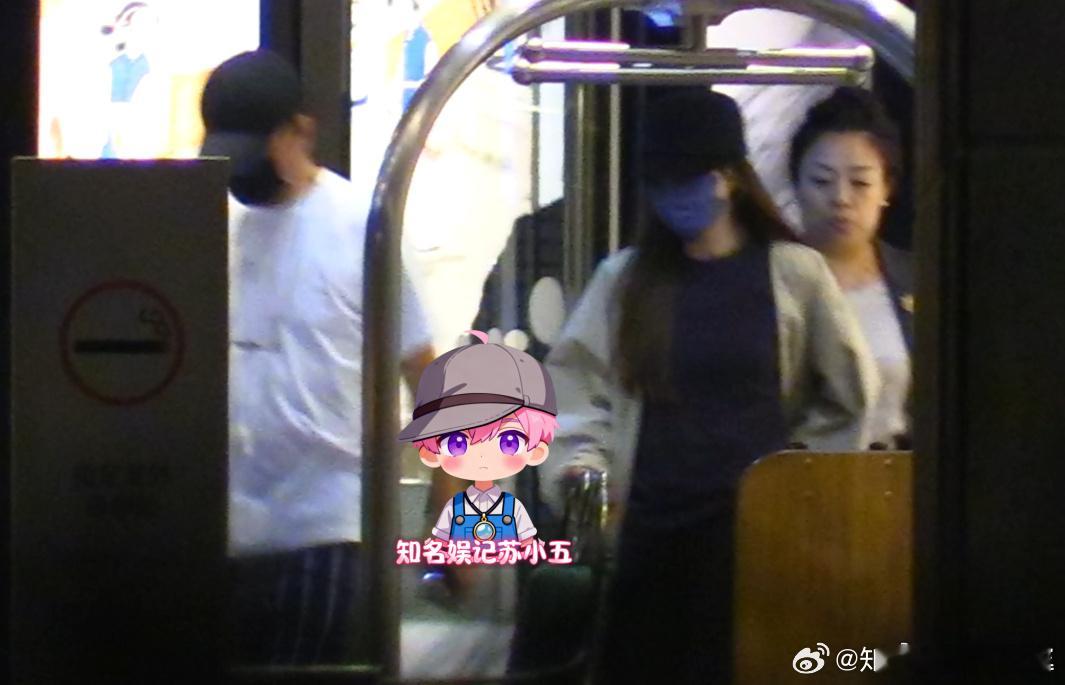 曝文章和美女约会用餐曝文章带美女用餐后一同回家一组街拍画面流出，记录下文章和一位