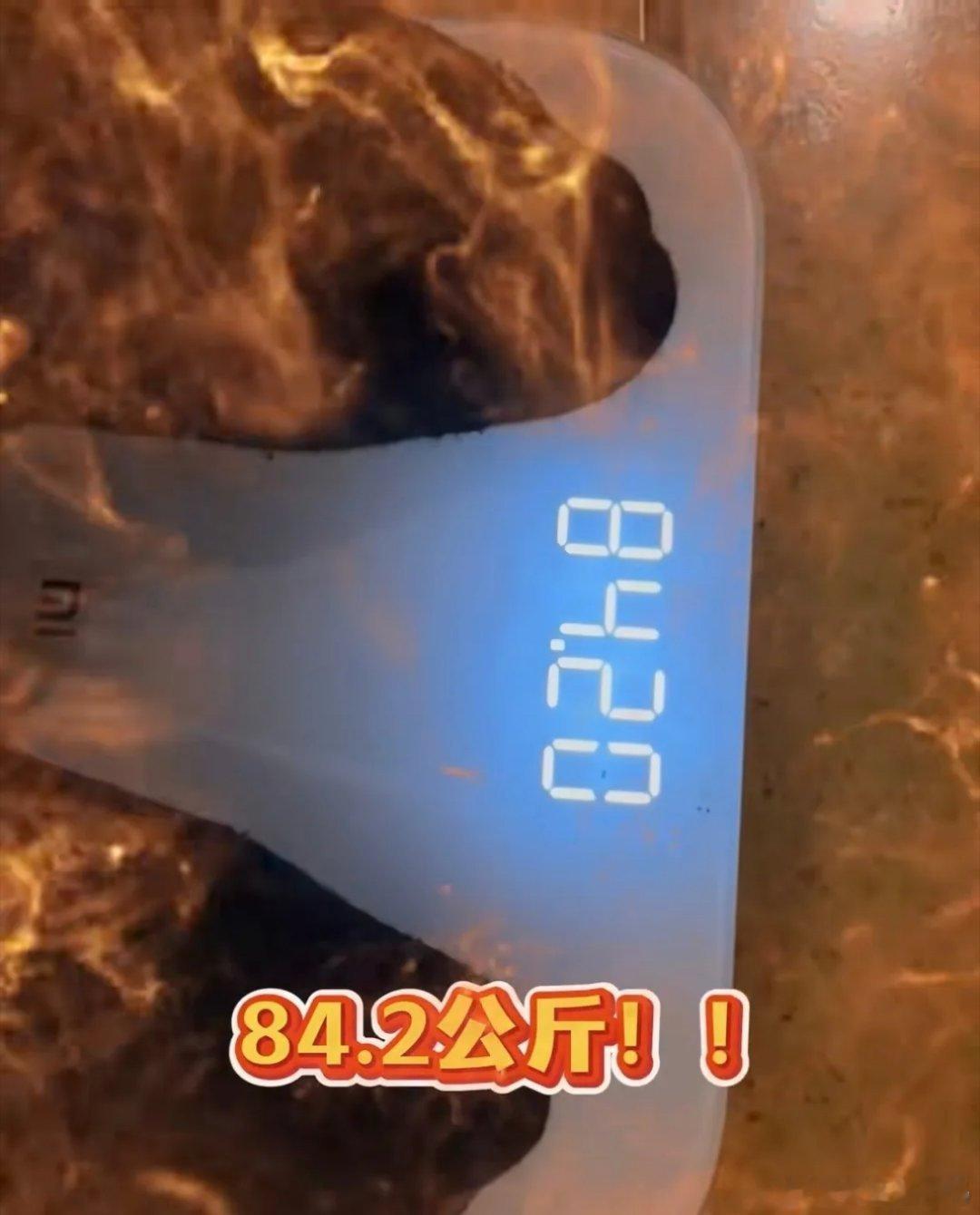 48岁黄晓明拍戏胖出大肚子，狂吃炸鸡甜品泡面增肥，179的身高，体重已经逼近17