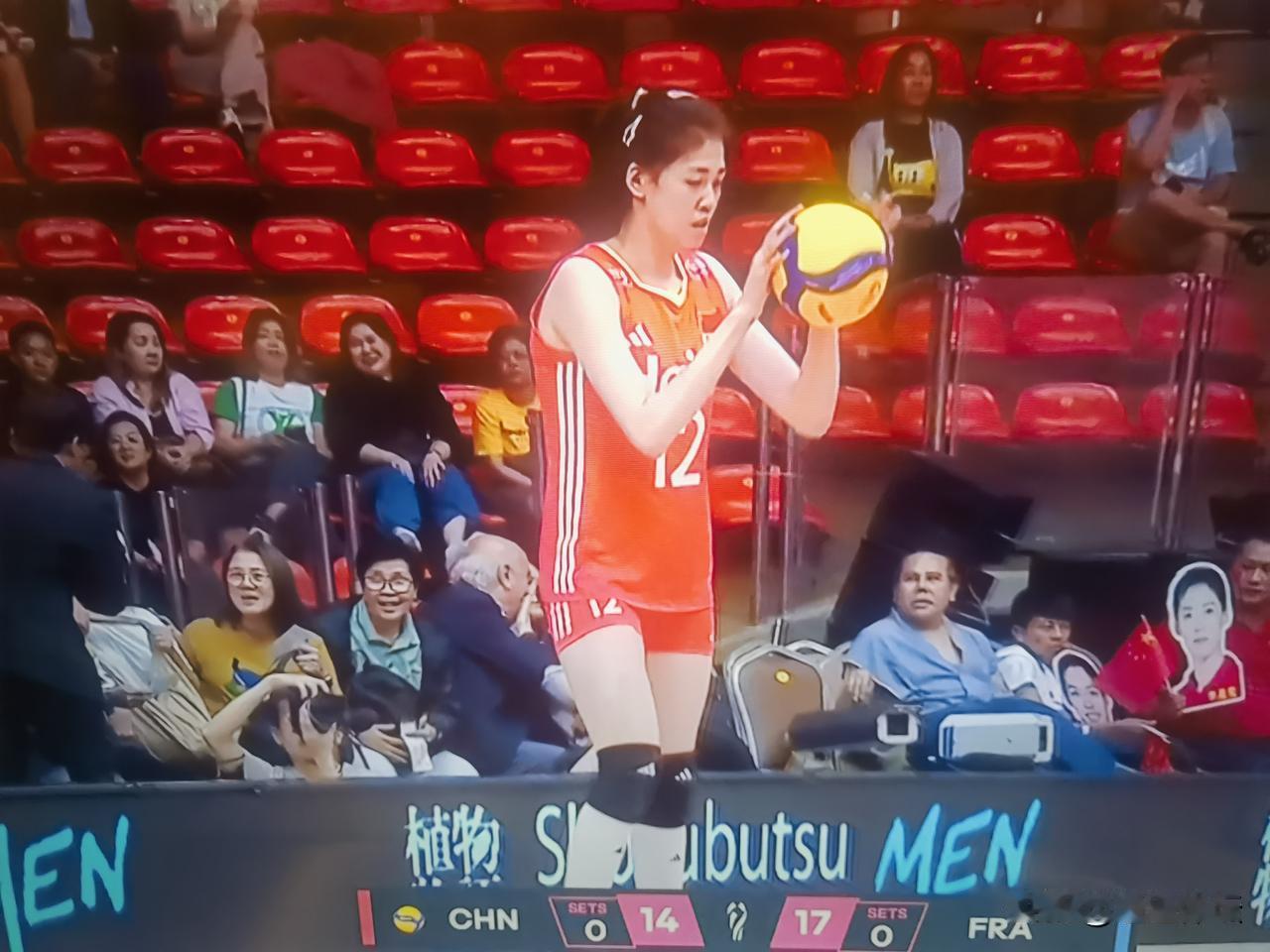 中国女排面对法国女排连丢两局，大比分，0：2落后！
       第二局比赛，中
