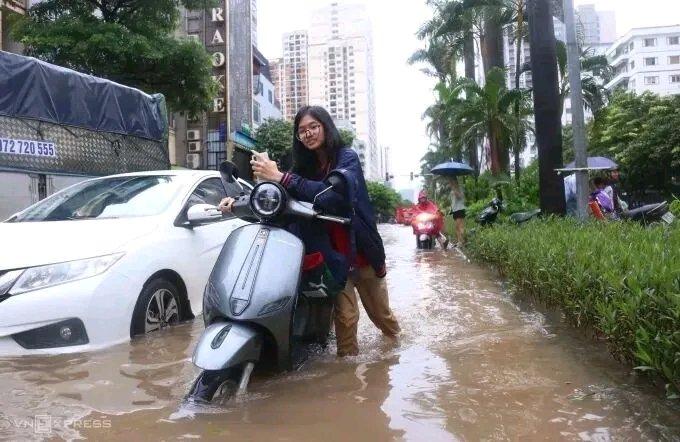 台风“麦德姆”可太猛了，直接让越南河内230万学生停课。10月5日下午的指导会上