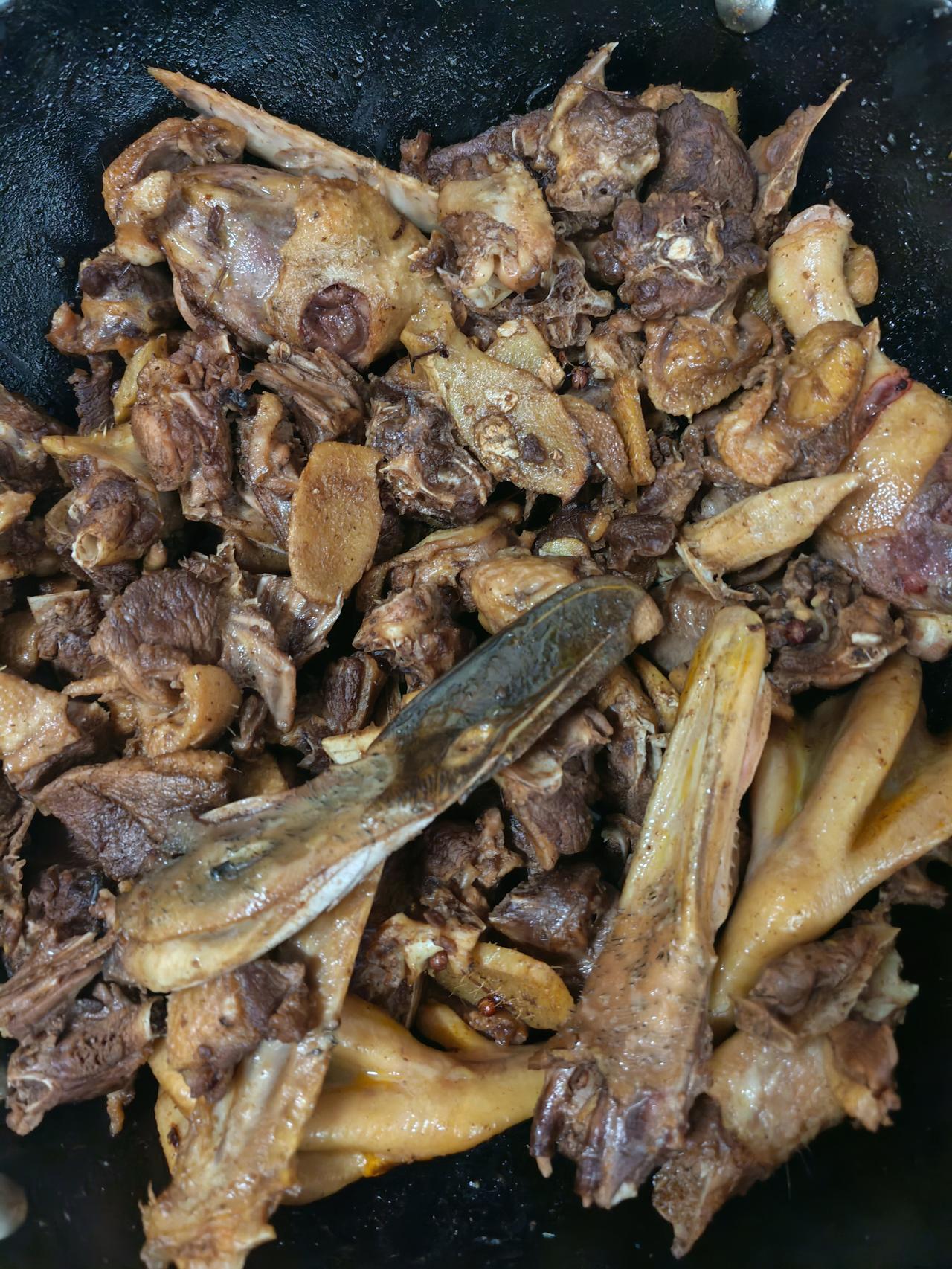 我的爱好很简单，就是在厨房里折腾各种家常菜。
今天的快乐，是这盘炒鸭肉给的。热油