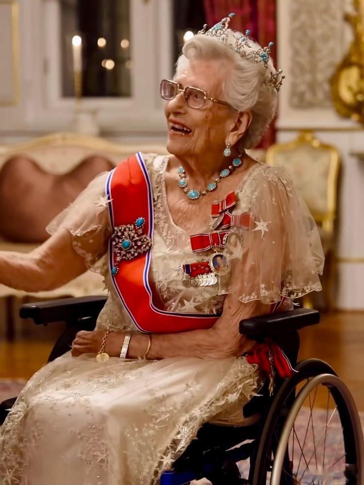 挪威王室 🇳🇴阿斯特丽德公主出席2026年外交使团新年招待会佩戴的绿松石胸针