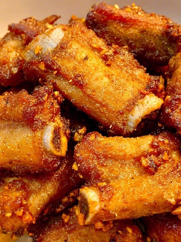 家常菜  好吃到舔手的椒盐蒜香排骨[饞嘴] ​​​