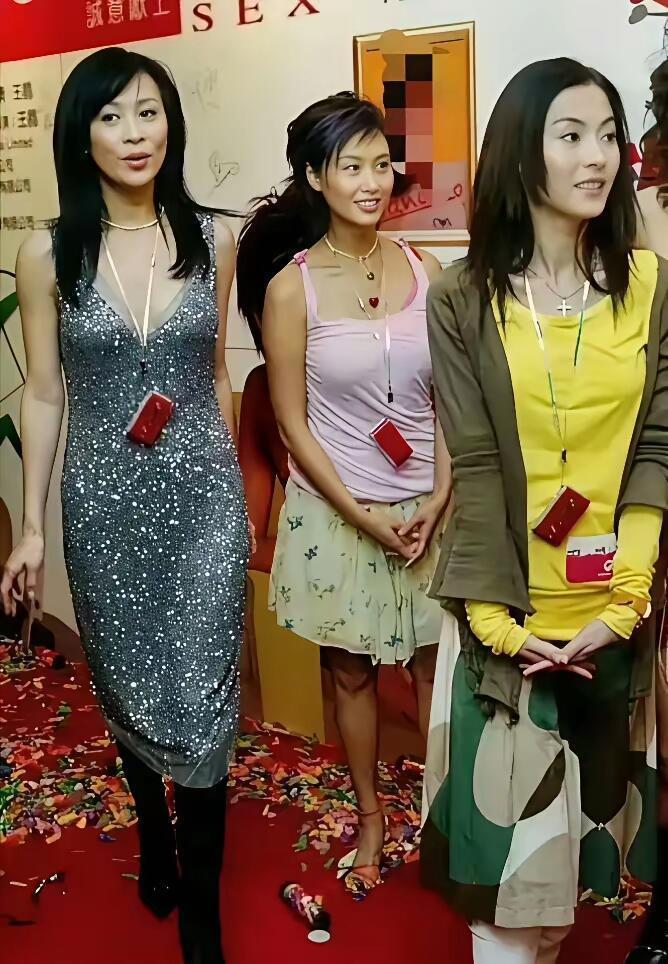 没想到二十年前的时尚是挂个彩色手机在胸前 ​ ​​​