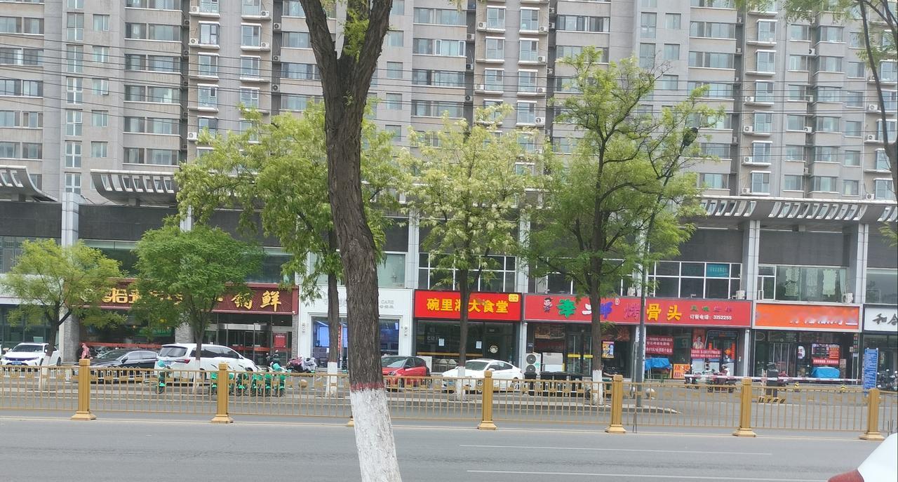 我和老公每天都出去遛弯，突然发现三期门口又新开了一家店碗里满大食堂。
新的牌匾，