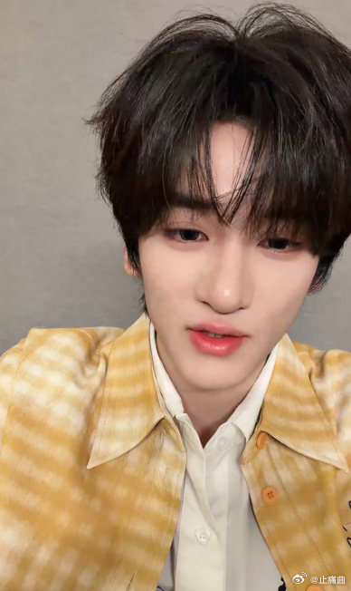 邓佳鑫直播 邓佳鑫直播真的越看越有味，长相干净气质舒服，活泼起来又很灵动，可不就