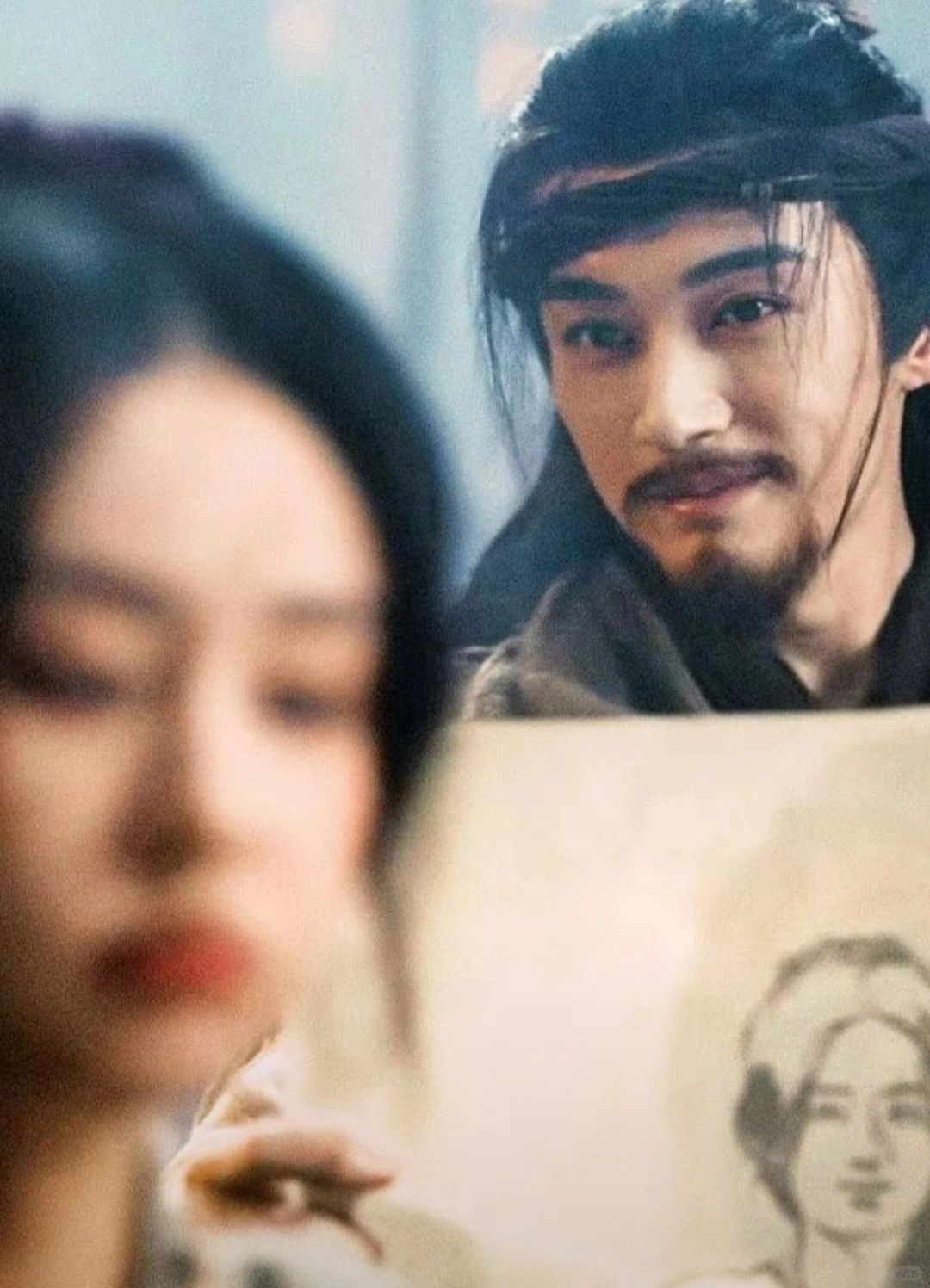 站在郑合惠子旁的刘学义特别苏.......