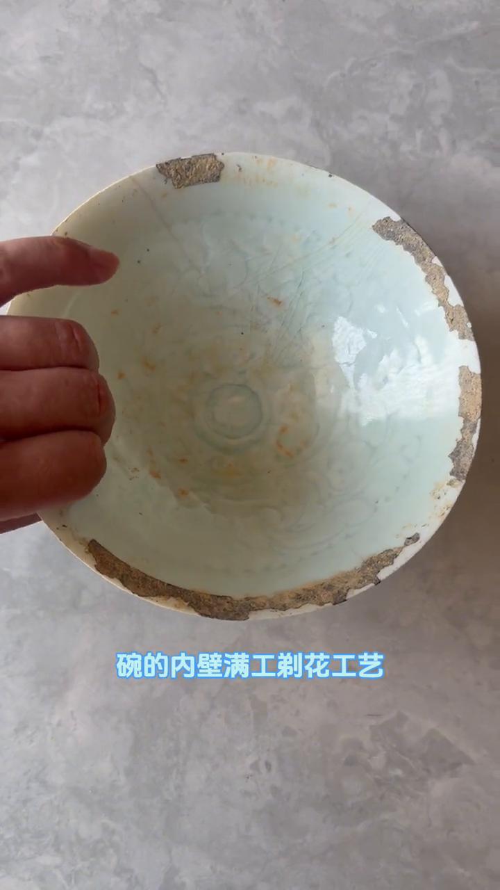 今天给大家看一件老物件荷花娃娃瓷碗。这个碗的口径是20厘米，碗的内壁满工剃花工艺