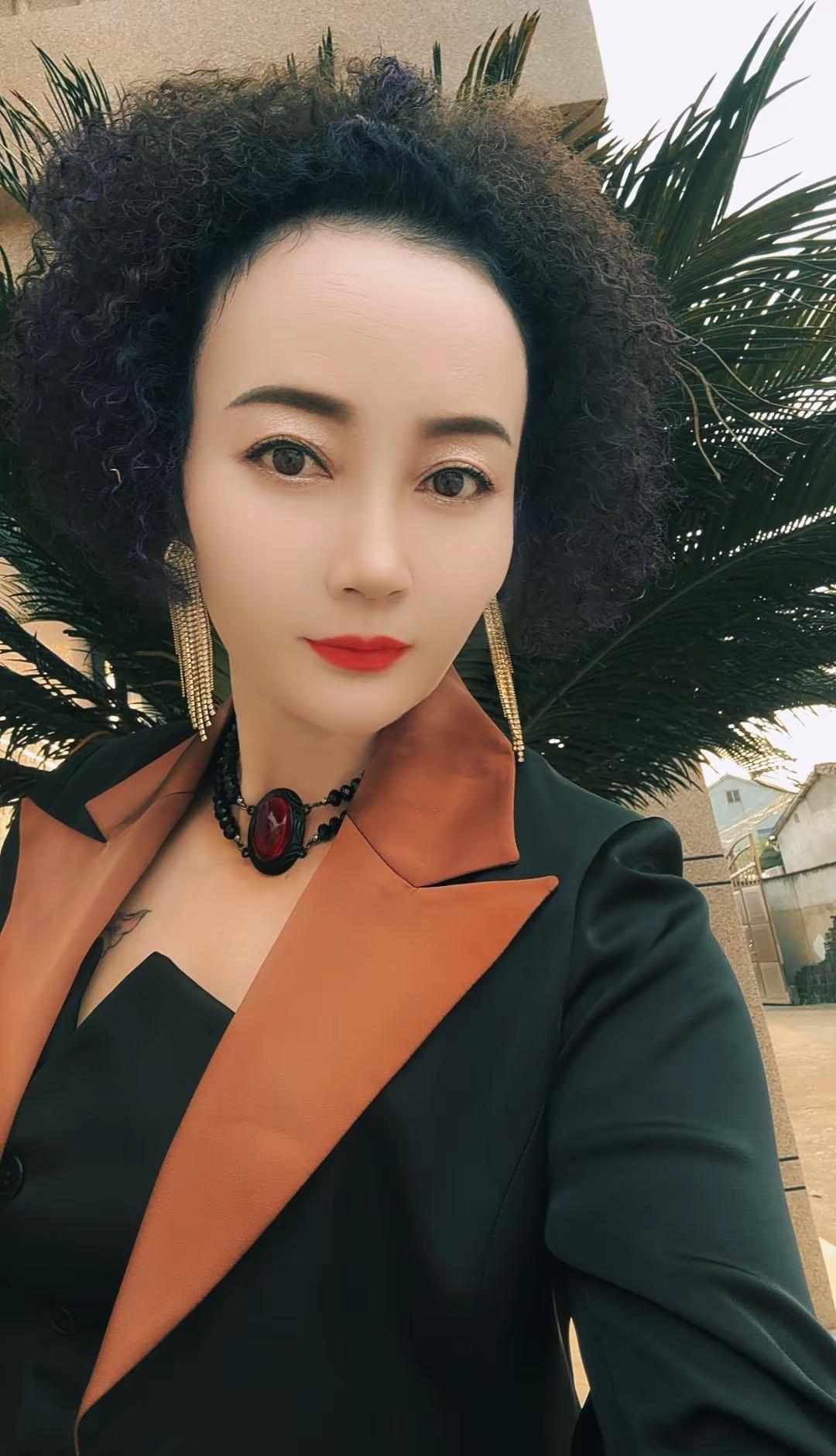 一本正经游客照 好身材需要不断雕刻 高跟鞋给不了平底鞋的安稳 装酷系列