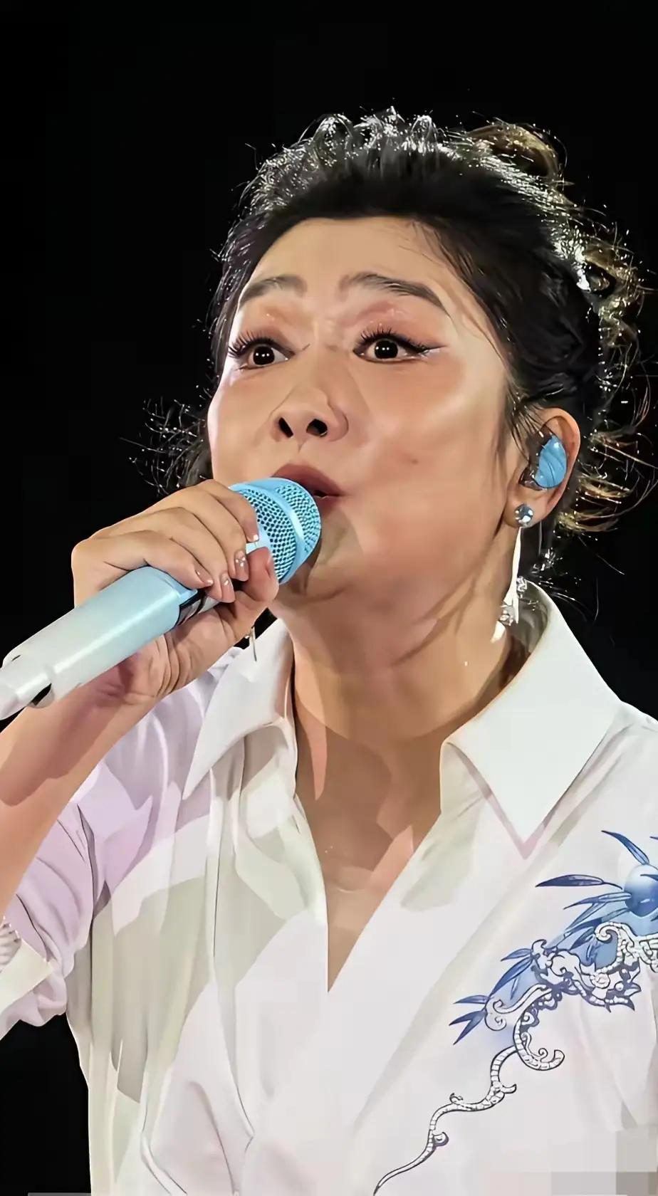 这位美女是谁？
你们认识吗？
她怎么大变模样了，变成了农村大妈形象
她拿着话筒，