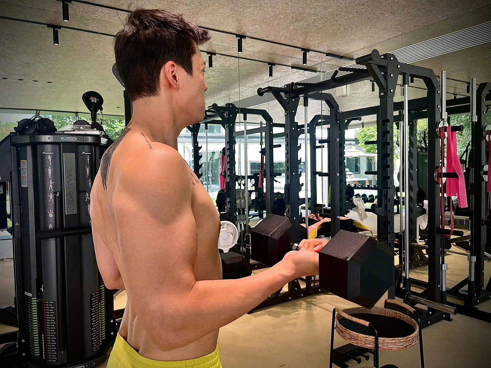 陈伟霆平板支撑挑战陈伟霆也做了平板支撑挑战这个身材我一整个嘶哈嘶哈！难怪饱饱做平