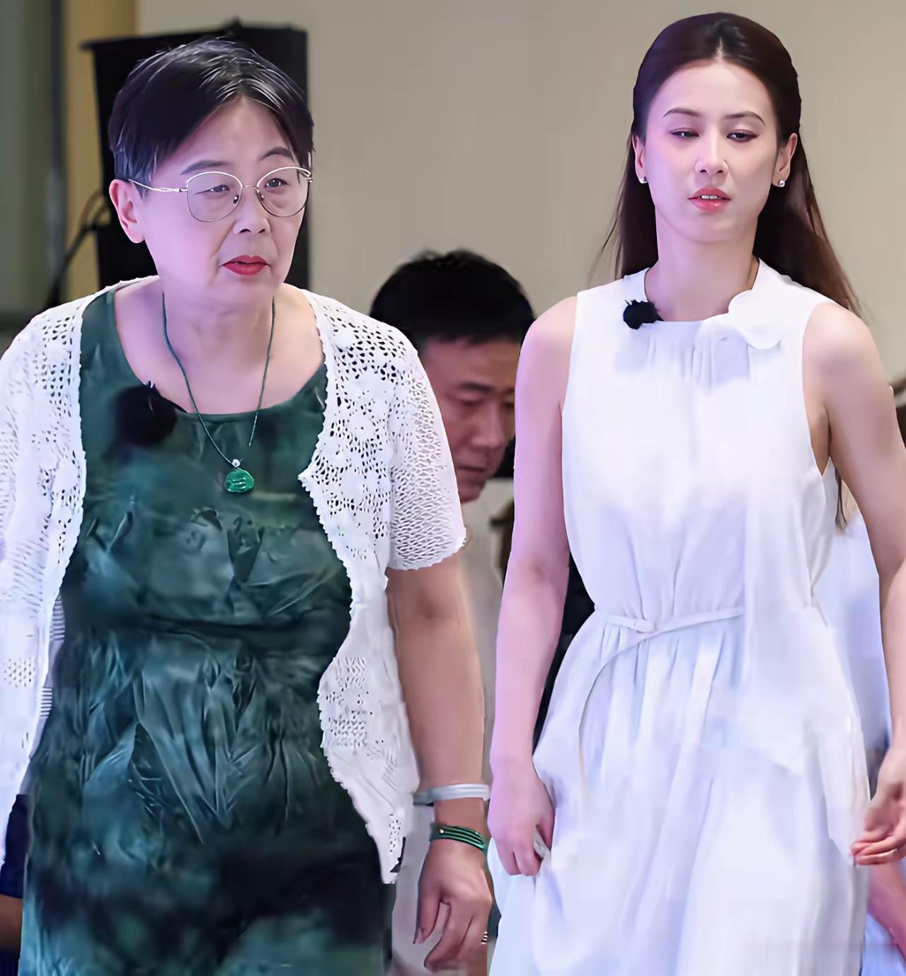杨子和黄圣依离婚了黄圣依开不开心，我不知道但是有一个人最开心，不是杨子妈妈，而是