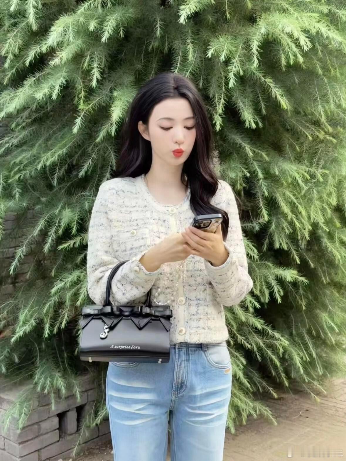 王楚然同款FORU仿鳄鱼纹斜挎包手袋crush设计灵感承袭复古奢华美学，借鉴90